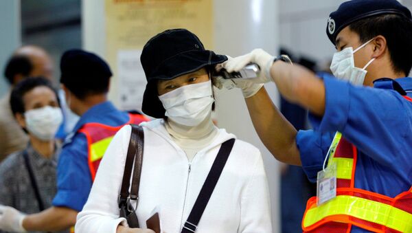 Una mujer china con máscara a causa del coronavirus en Hong Kong - Sputnik Mundo