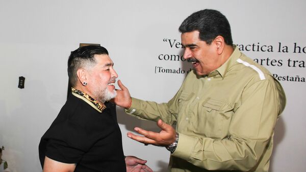 El ícono del fútbol latinoamericano, exfutbolista argentino Diego Armando Maradona y el presidente de Venezuela, Nicolás Maduro - Sputnik Mundo