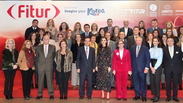 La reina Letizia de España y los participantes de la cuadragésima edición de la Feria Internacional de Turismo-FITUR en la inauguración oficial en Madrid - Sputnik Mundo