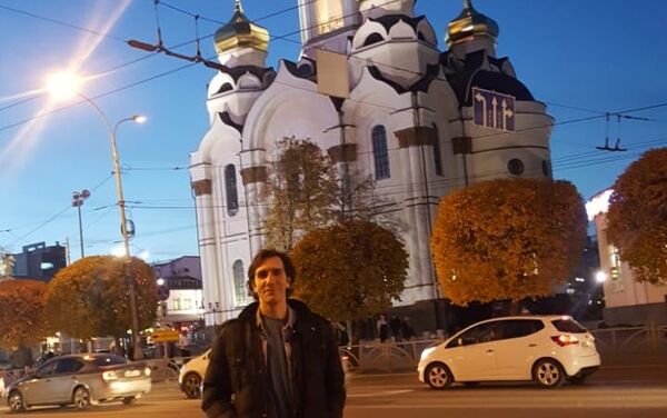 Tomás Muñoz frente a la iglesia del Gran Crisóstomo, Ekaterimburgo - Sputnik Mundo