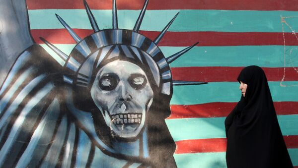 Un muro en Teherán con la imagen de la Estatua de la Libertad - Sputnik Mundo