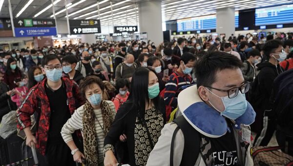 Пассажиры в защитных масках на железнодорожном вокзале Гонконга - Sputnik Mundo
