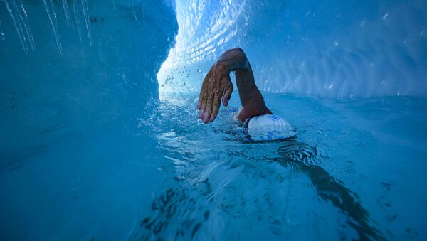 Lewis Pugh, nadador británico, nada bajo una capa de hielo antártico - Sputnik Mundo