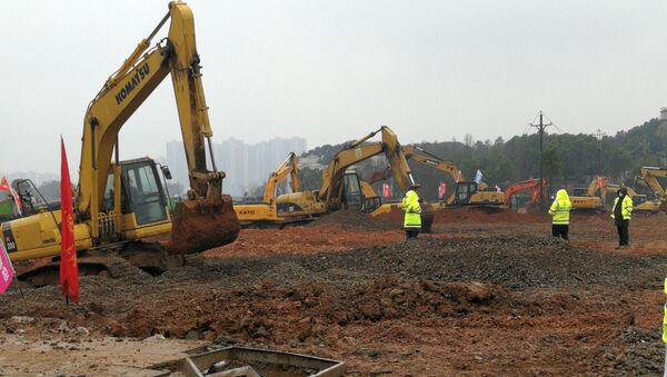 Numerosas excavadoras en el sitio de construcción del nuevo hospital para tratar a los pacientes del nuevo coronavirus en Wuhan, China - Sputnik Mundo