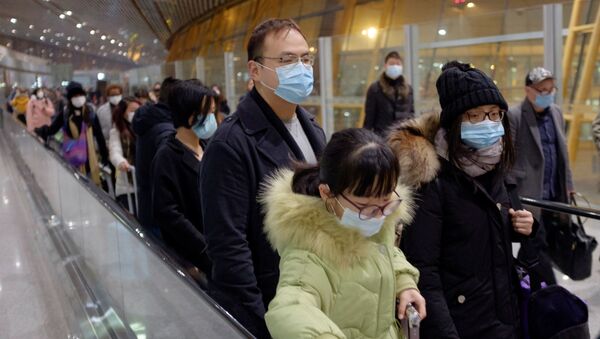 Personas en el Aeropuerto Internacional de Pekín, China - Sputnik Mundo