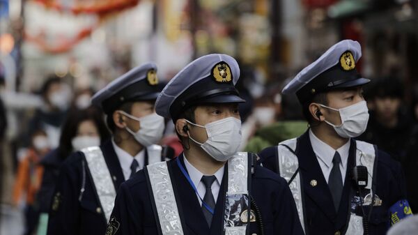 Policías japoneses con mascarillas - Sputnik Mundo