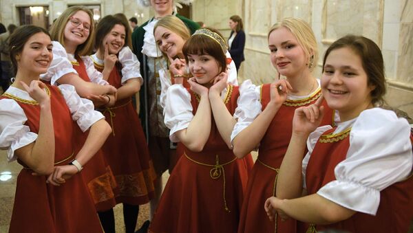 Estudiantes de la Universidad Estatal de Moscú durante las celebraciones del Día del Universitario  - Sputnik Mundo