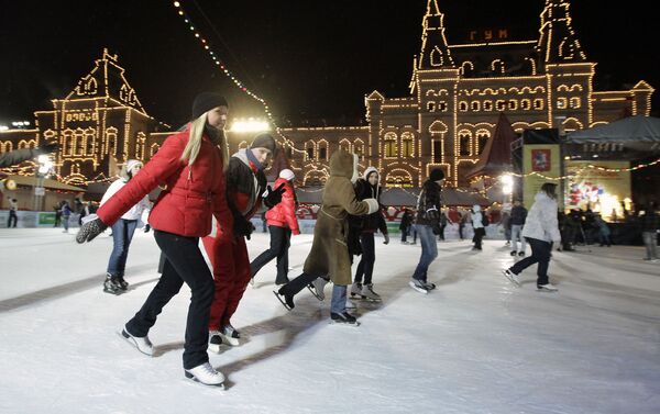Estudiantes de las universidades de Moscú patinan en una pista en la Plaza Roja el Día del Universitario - Sputnik Mundo