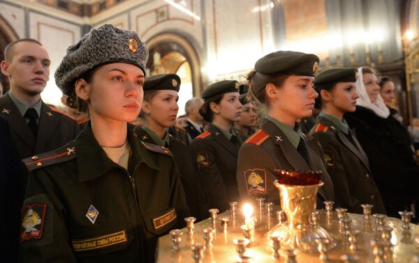 Alumnos de la Universidad Militar del Ministerio de Defensa de Rusia asisten a una misa en la Catedral de Cristo Salvador, en Moscú, el Día de los Estudiantes - Sputnik Mundo