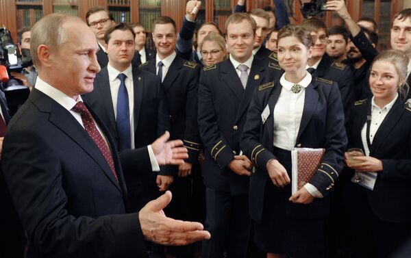 El presidente ruso, Vladímir Putin, se reúne con estudiantes de la Universidad Nacional de Recursos Minerales Gorni en San Petersburgo - Sputnik Mundo