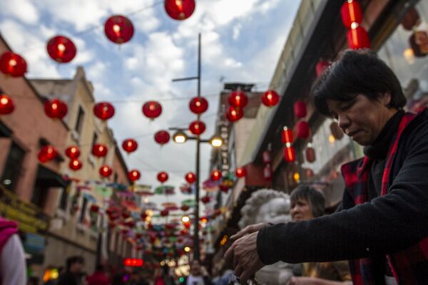 Un comerciante en el barrio chino durante el festejo del inicio del año 4718 en la Ciudad de México. - Sputnik Mundo