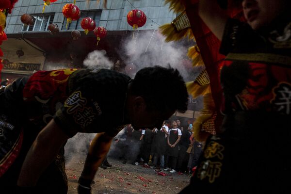 Un bailarín se prepara para intercambiar con una bailarina en la danza del león, durante los festejos del Año Nuevo chino 4718 en la Ciudad de México. Un bailarín se prepara para intercambiar con una bailarina en la danza del león, durante los festejos del Año Nuevo chino 4718 en la Ciudad de México. - Sputnik Mundo