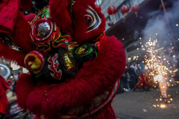 La danza del león se llevó a cabo durante las celebraciones del Año Nuevo chino 4718. Comerciantes del barrio chino se organizaron para festejar y decorar la zona para recibir el año de la rata de metal entre danzas y fuegos artificiales. Ciudad de México. - Sputnik Mundo