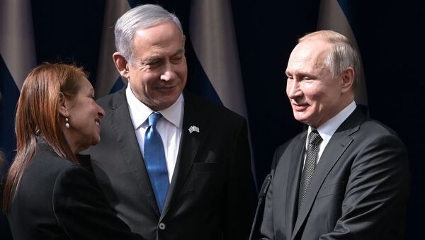 El presidente de Rusia, Vladímir Putin, con su homólogo de Israel y la madre de Naama Issachar - Sputnik Mundo