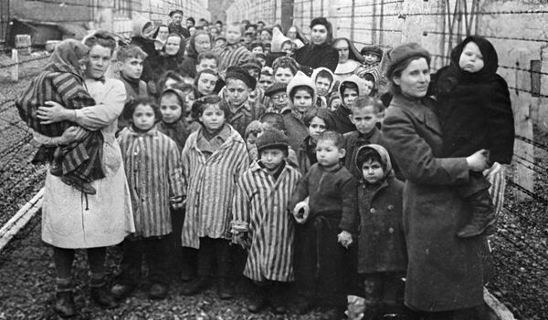 Los sobrevivientes de Auschwitz nunca olvidarán lo que hicieron los soldados soviéticos Los sobrevivientes de Auschwitz nunca olvidarán lo que hicieron los soldados soviéticos - Sputnik Mundo