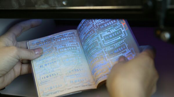 Un pasaporte en el punto de control fronterizo (imagen referencial) - Sputnik Mundo
