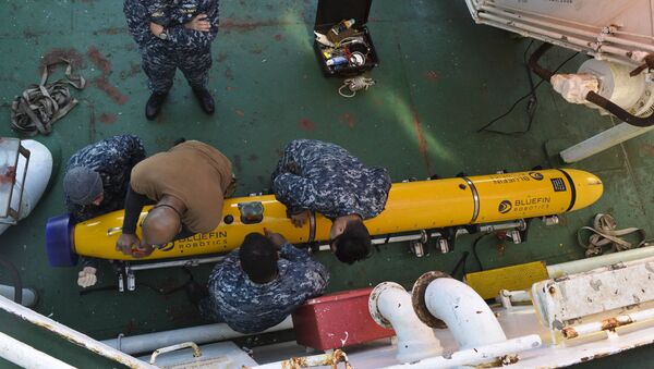 Los marineros estadounidense preparan un dron submarino - Sputnik Mundo