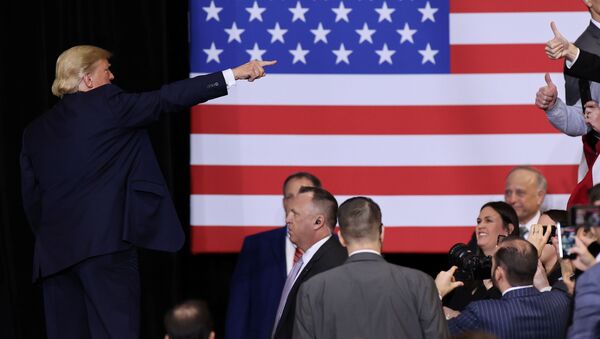 El presidente de EEUU, Donald Trump, y la bandera estadounidense - Sputnik Mundo