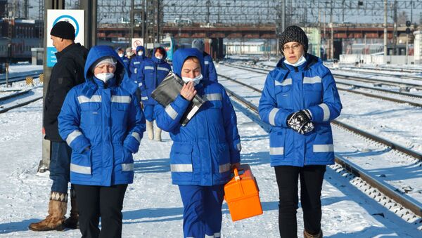 Los médicos llevan mascarillas para protegerse del coronavirus - Sputnik Mundo