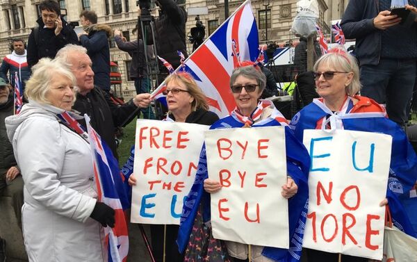 Los partidarios del Brexit se reúnen en el Parliament Square en Londres - Sputnik Mundo