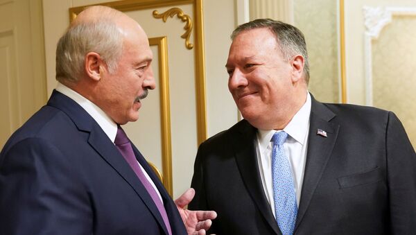 Presidente de Bielorrusia, Alexandr Lukashenko, y secretario de Estado de EEUU, Mike Pompeo - Sputnik Mundo