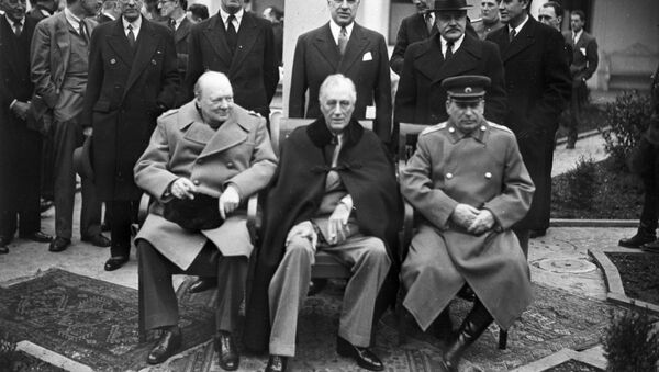El primer ministro británico Winston Churchill, el presidente de EEUU, Franklin Roosevelt y el líder soviético Iósif Stalin en Yalta, 1945. - Sputnik Mundo