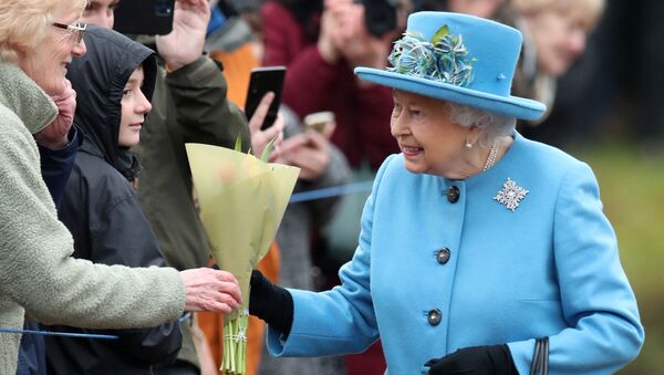 La reina Isabel II de Inglaterra en su primera aparición oficial depués de que su nieto, Enrique, y su esposa, Meghan, anunciaran que renunciaban a sus deberes reales - Sputnik Mundo