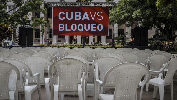 Una pancarta contra el bloqueo de EEUU a Cuba - Sputnik Mundo