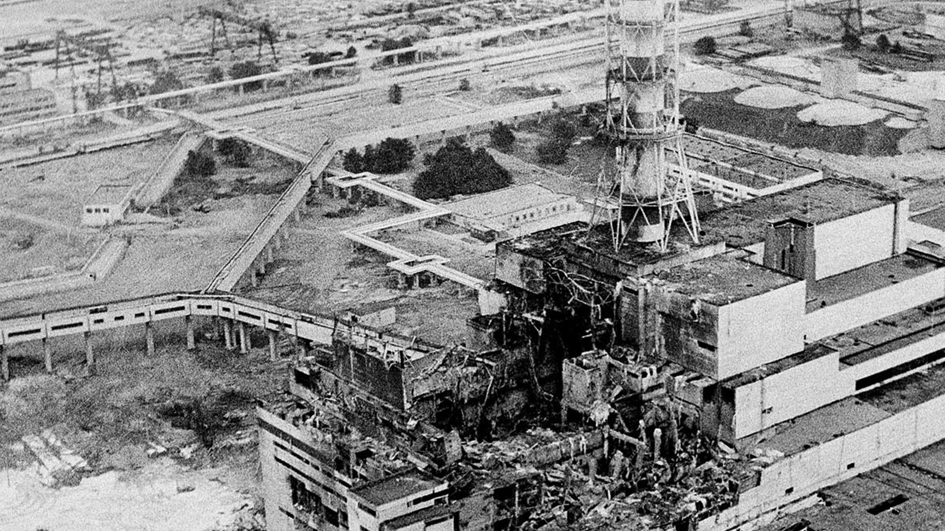 Vista de la central nuclear de Chernóbil días después del accidente, 1986 - Sputnik Mundo, 1920, 27.01.2022