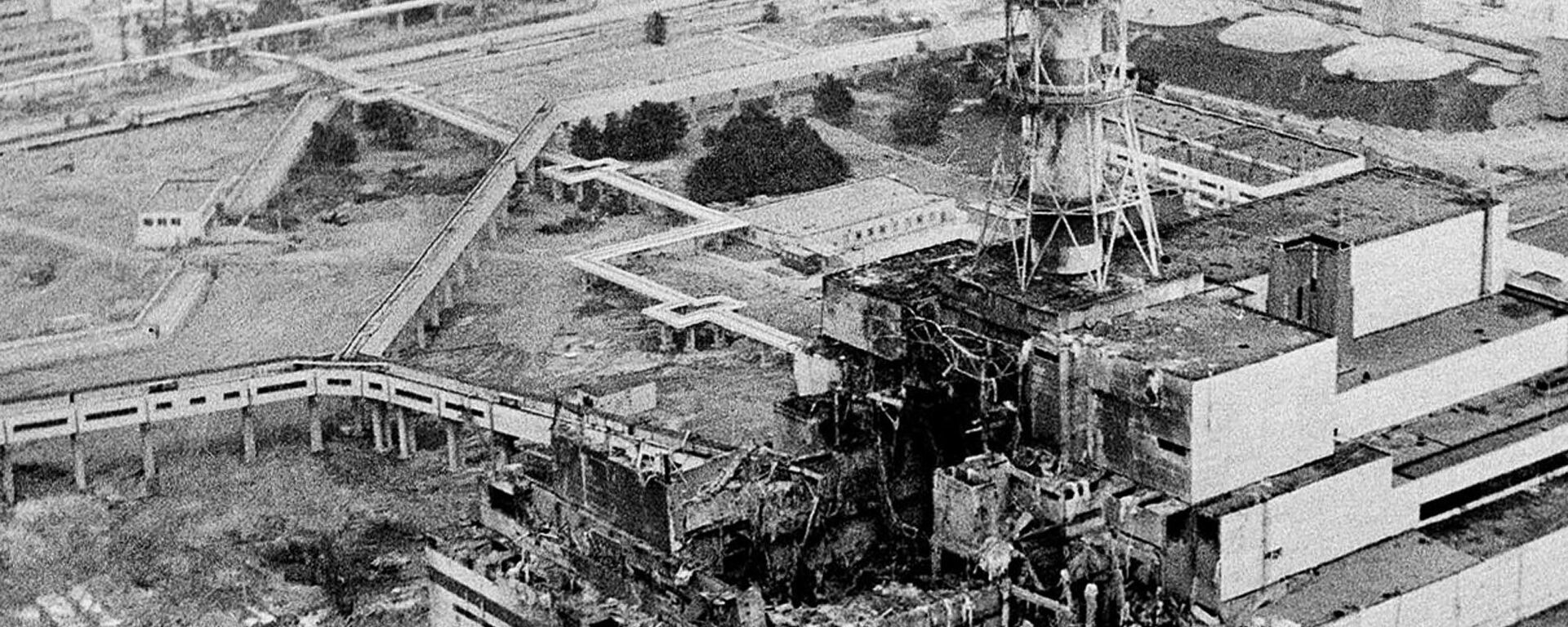 Vista de la central nuclear de Chernóbil días después del accidente, 1986 - Sputnik Mundo, 1920, 27.01.2022