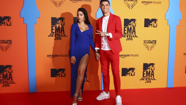 Криштиану Роналду и его подруга Джорджина Родригес на European MTV Awards в Севилье, 2019 год - Sputnik Mundo
