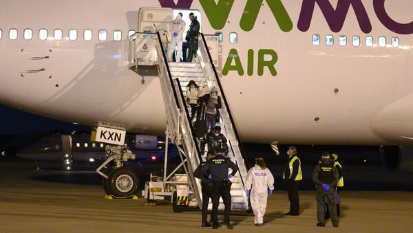 Los repatriados españoles llegan al aeropuerto de Torrejón de Ardoz desde Wuhan - Sputnik Mundo