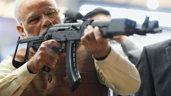 Премьер-министр Индии Нарендра Моди с винтовкой на 11-ой международной выставке оборонной промышленности Defexpo India 2020 - Sputnik Mundo