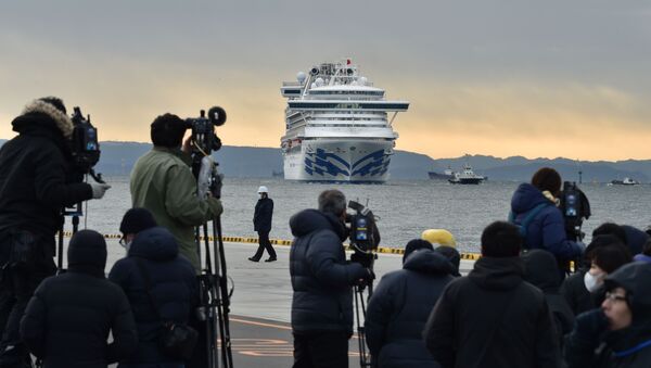 Фотографы и корреспонденты на фоне круизного лайнера Diamond Princes, помещенного в карантин у японского порта Йокогама - Sputnik Mundo