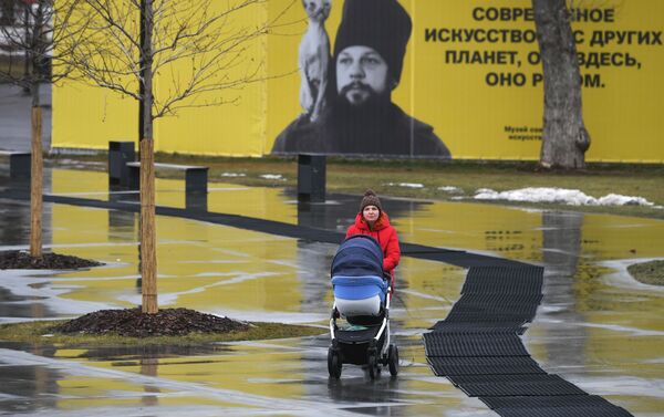 Una mujer cerca del parque Gorkiy en Moscú en enero 2020 - Sputnik Mundo
