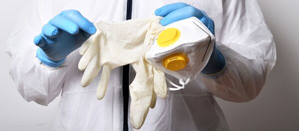 Mascarilla y guantes de protección contra el coronavirus Mascarilla y guantes de protección contra el coronavirus - Sputnik Mundo
