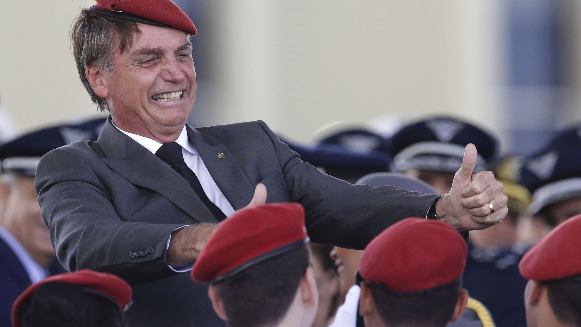 El presidente de Brasil Jair Bolsonaro celebra junto a efectivos militares - Sputnik Mundo, 1920, 12.01.2022