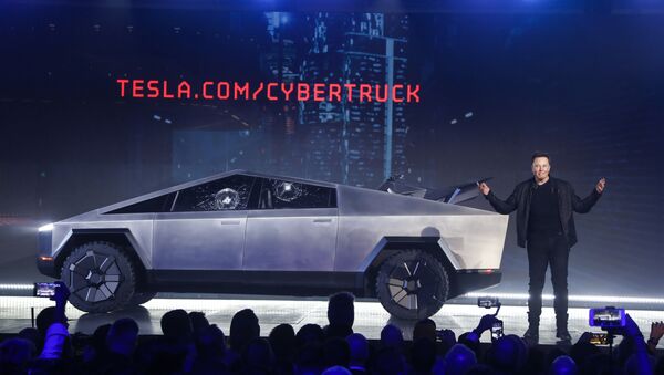 Elon Musk con el Cybertruck - Sputnik Mundo