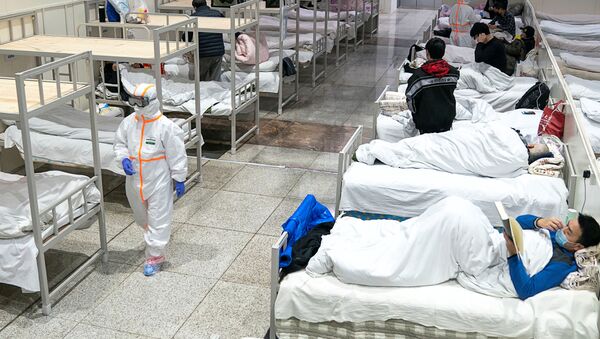 Los médicos chinos atienden a pacientes con coronavirus en Wuhan - Sputnik Mundo