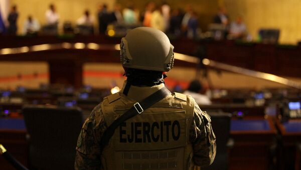 Un militar en el Parlamento de El Salvador - Sputnik Mundo