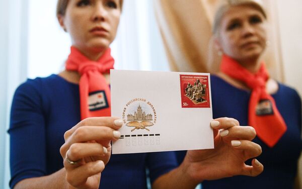 Una chica con un sobres con sello en la ceremonia de cancelación del sello postal emitido con motivo del 75 aniversario de la Conferencia de Yalta - Sputnik Mundo
