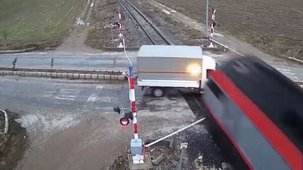 Un tren embiste a un camión - Sputnik Mundo