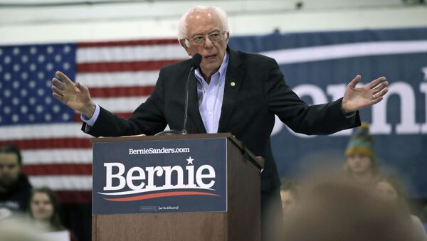 El excandidato demócrata a la Presidencia de EEUU Bernie Sanders durante un acto de campaña - Sputnik Mundo