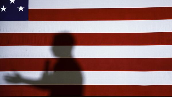 La bandera de EEUU y la sombra de un orador durante la campaña electoral de 2020 - Sputnik Mundo