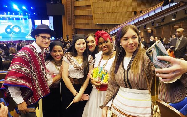Estudiantes posan para una foto conjunta durante el concierto de los 60 años de la Universidad Rusa de la Amistad de los Pueblos - Sputnik Mundo