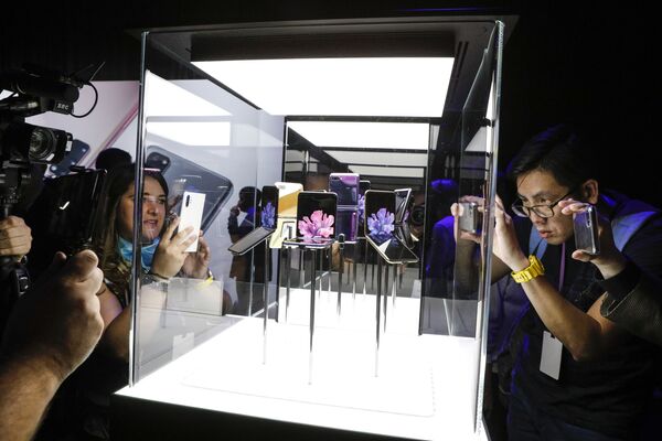 El smartphone plegable y otras novedades de Samsung durante el Galaxy Unpacked 2020
 - Sputnik Mundo