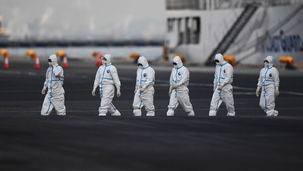 Personas con trajes de protección frente a amenazas biológicas - Sputnik Mundo