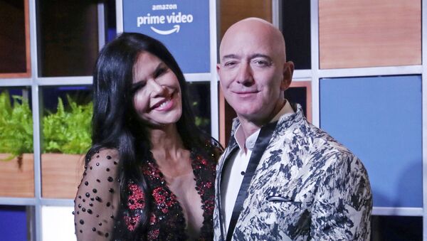 Jeff Bezos junto a su pareja, Lauren Sanchez - Sputnik Mundo