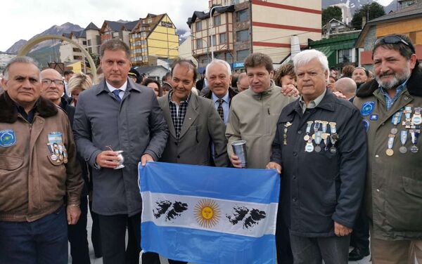 El embajador Feoktistov posa con la bandera argentina junto al gobernador Melella y veteranos de Malvinas - Sputnik Mundo