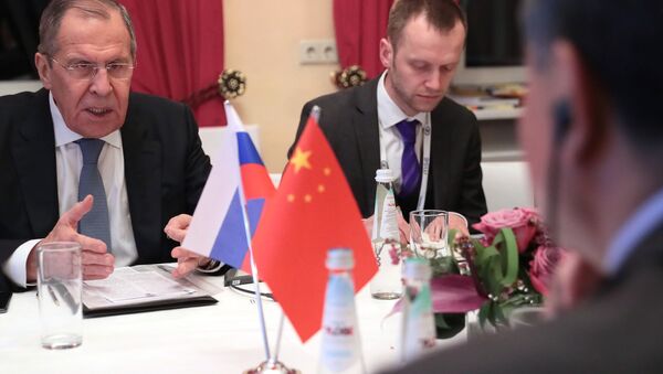 El ministro de Exteriores ruso, Serguéi Lavrov, y su homólogo chino, Wang Yi - Sputnik Mundo